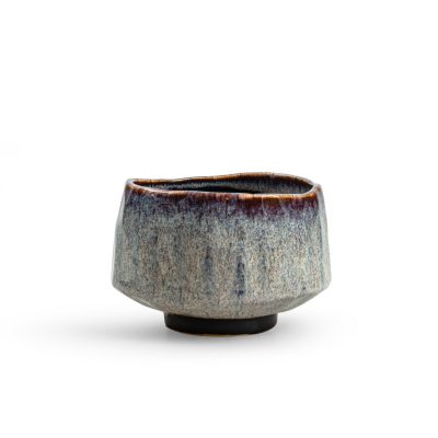 Japán kerámia matcha tál Sumomo fehér háttéren, elölnézetben fotózva.