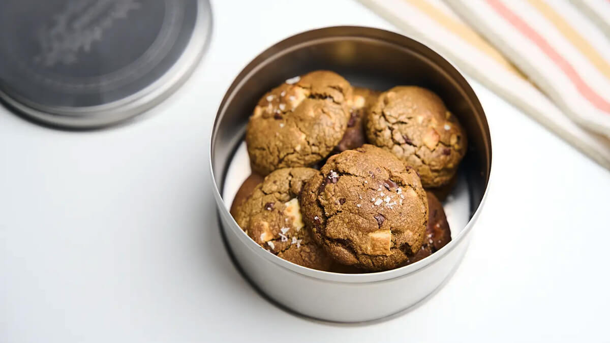 Hojicha kekszek fémdobozban felülnézetből, csokoládé darabokkal