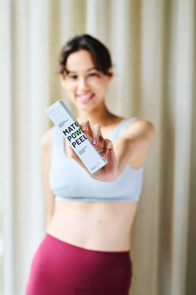Előtérben tartott Matcha Power Peel doboz, elmosott háttérrel, kép a matcha és zöld tea bőrápolás témájához.