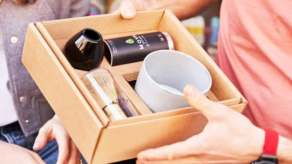 Chasen, chashaku és kerámia ecsettartó (naoshi) közelről