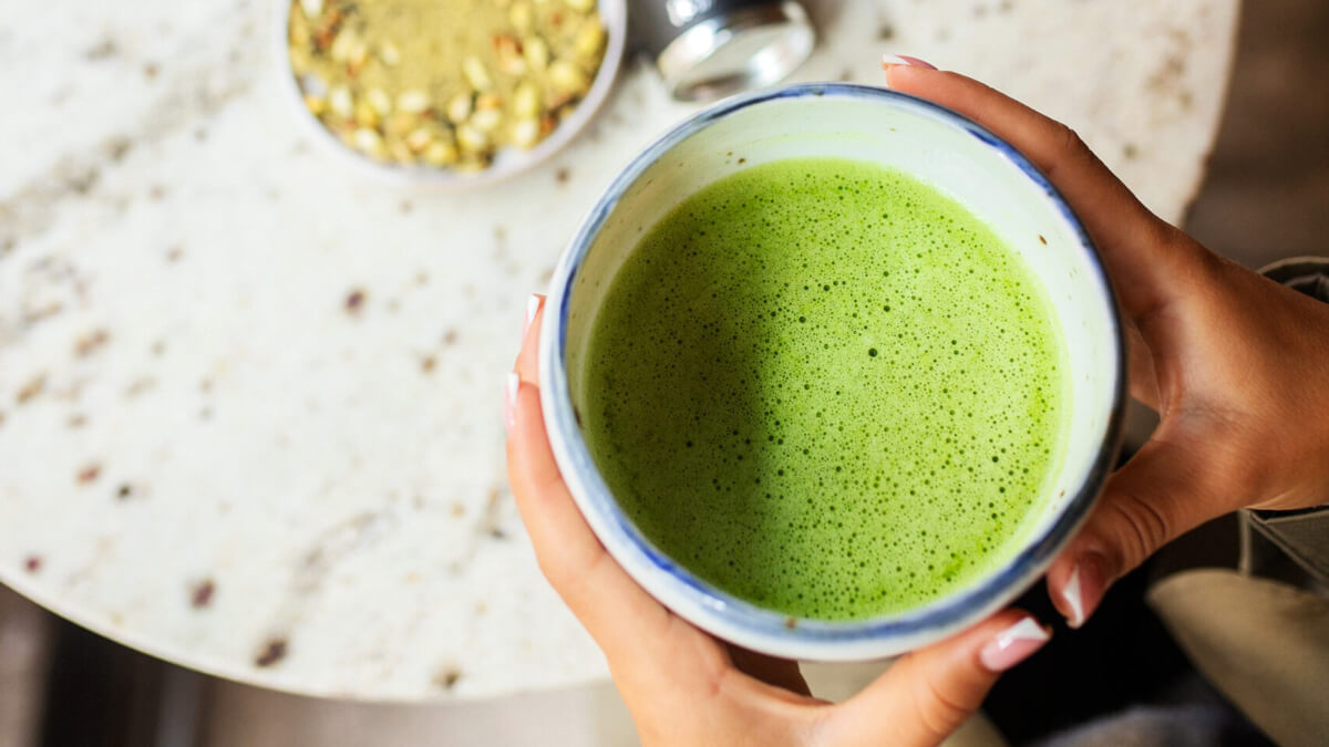 Kézben tartott zöld tea a zöld tea dehidratáció témájú cikkhez