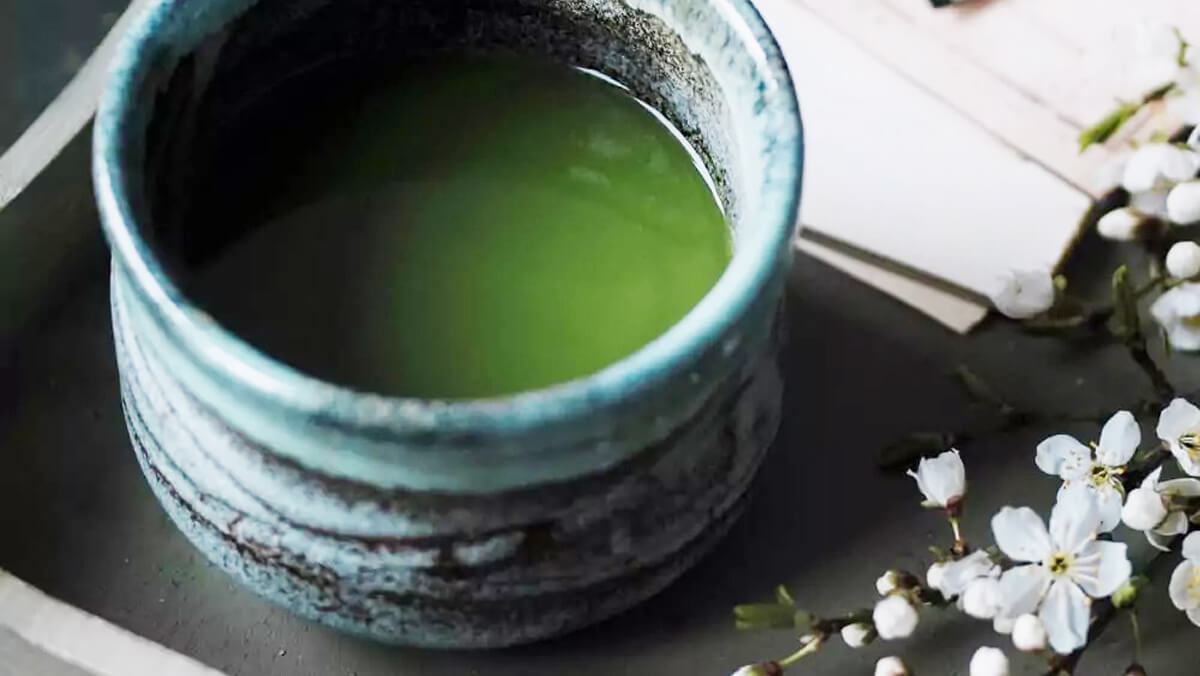 Zöld tea kerámia csészében, nyugodt otthoni teázáshoz várandósság alatt