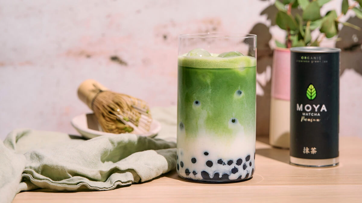 Matcha Bubble Tea magas pohárban jéggel, tejjel és tapiokagyönggyel