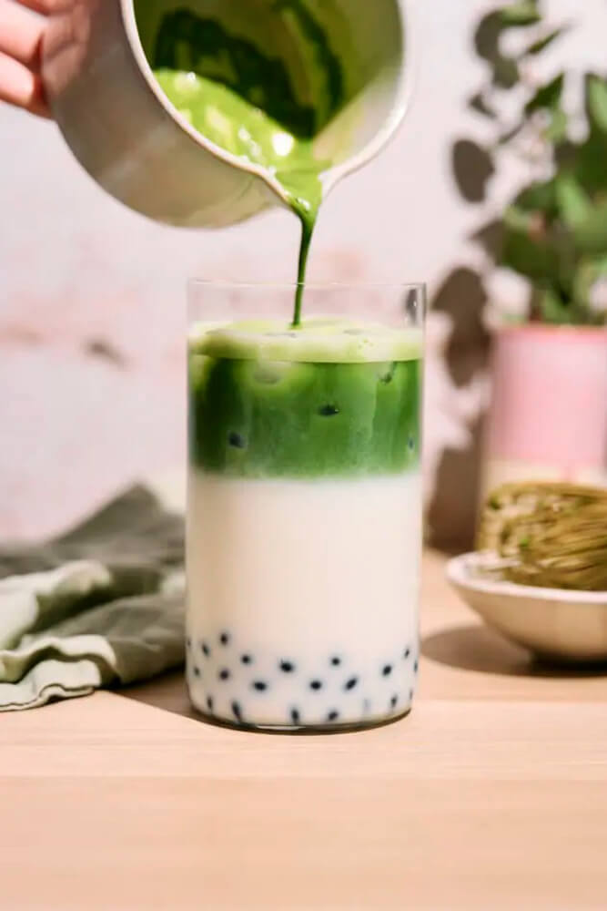 Matcha Bubble Tea hozzávalók és elkészítés Matcha por szitálása bubble tea készítéséhez chasennel és tapiokagyönggyel