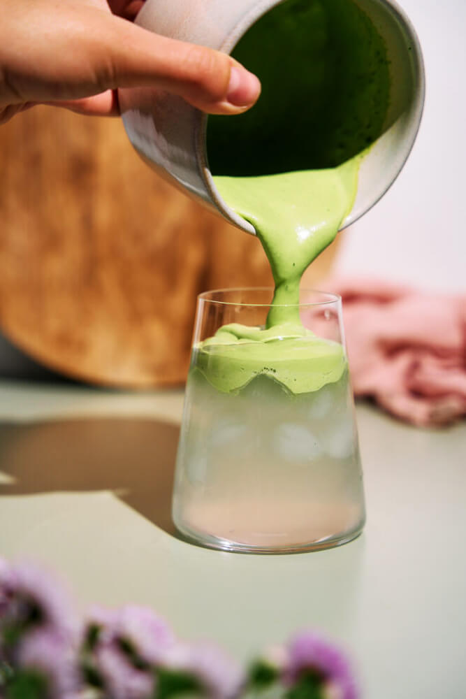 Matcha cloud recept kókuszvízzel, zöld matchahab öntése jeges italra pohárban