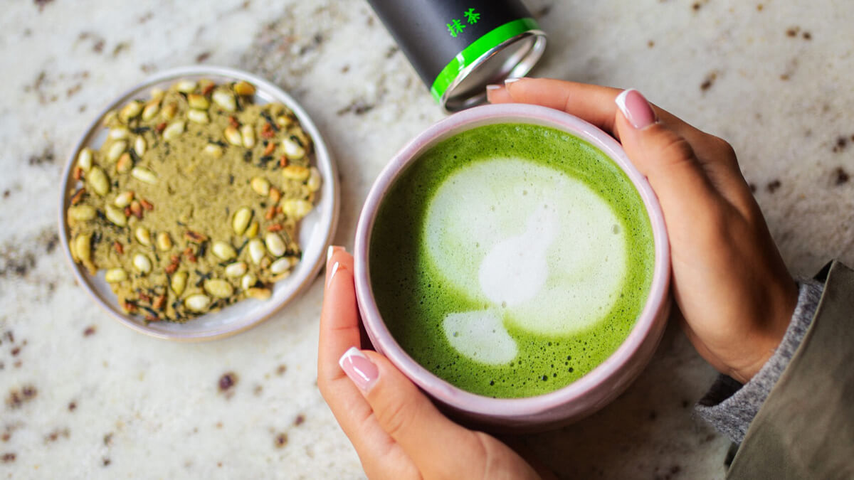 Zöld tea étkezés előtt vagy után: matcha latte rózsaszín csészében, MOYA csomagolással