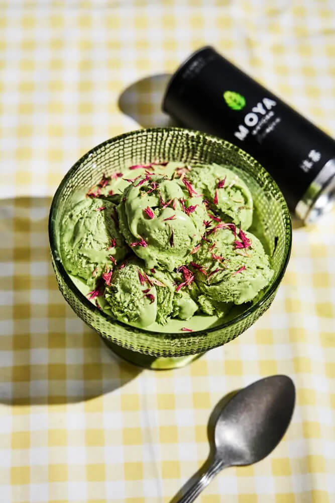 Matcha jégkrém recept fagylaltgép nélkül zöld kehelyben, háttérben fekete MOYA matcha csomagolással