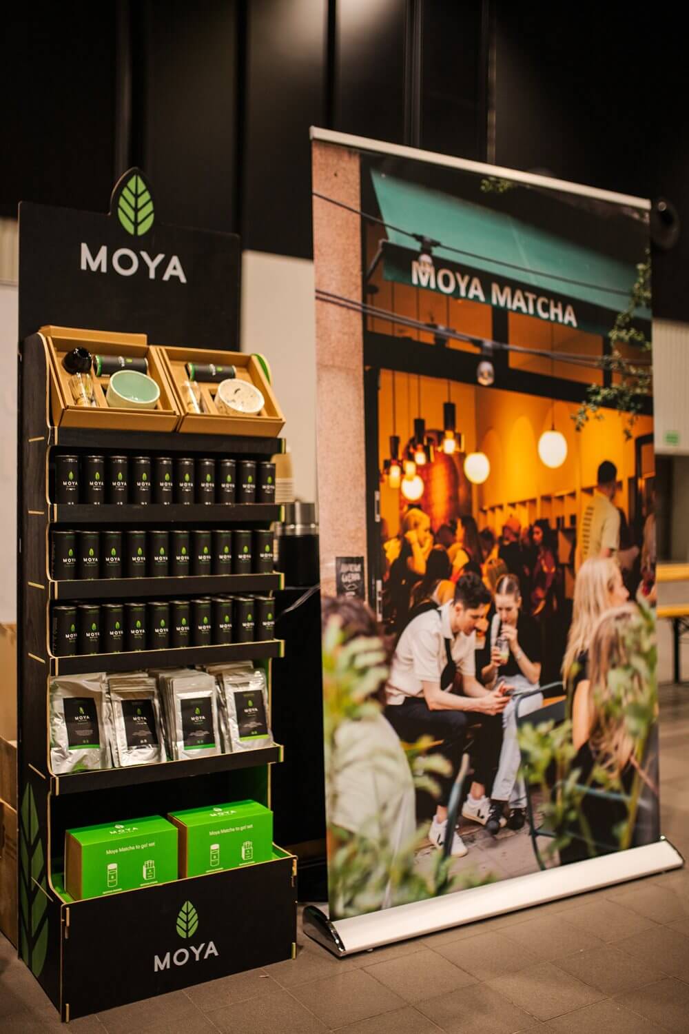 Kettétört mangófalat matcha csokoládé bevonatban, látszó mangós-joghurtos középpel