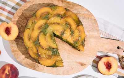 Fordított barackos matcha süti: a nyár végi klasszikus zöld csavarral
