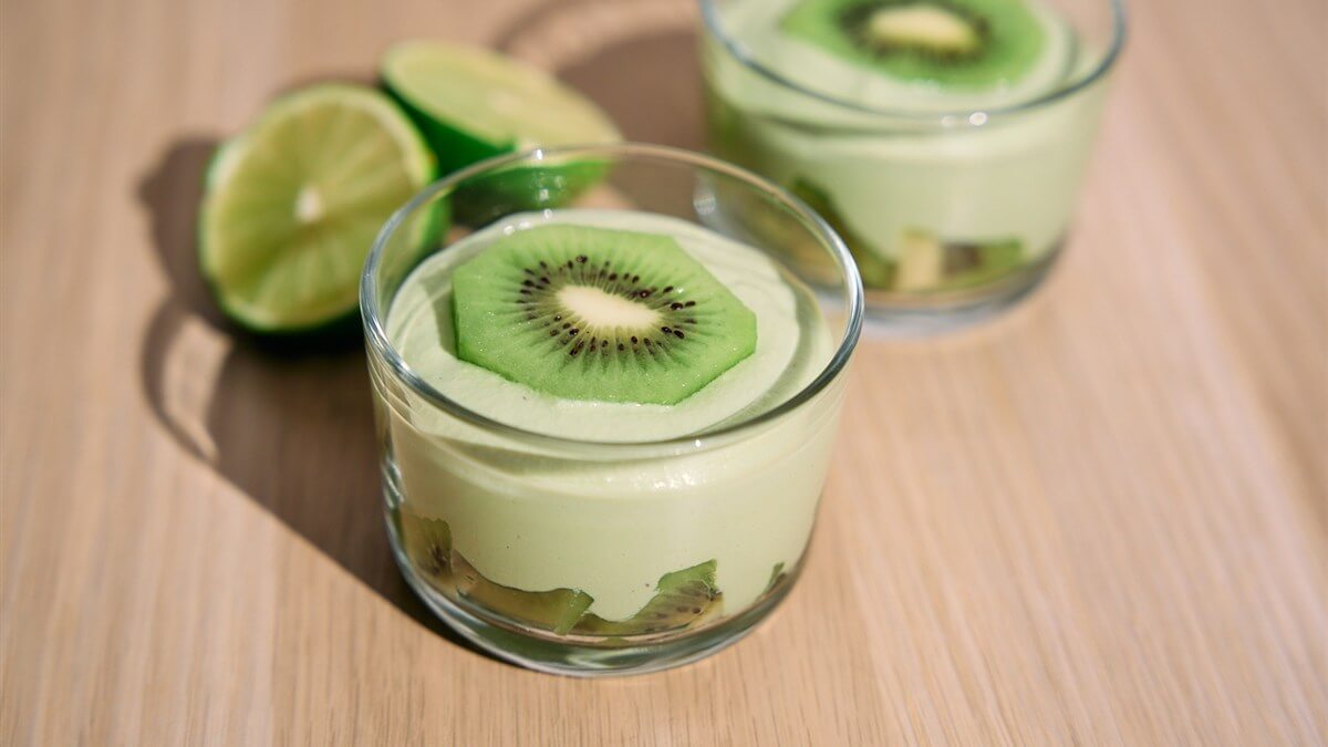 Kiwi matcha puding pohárban Kiwi matcha puding üvegpohárban, alul friss kiwikockákkal, felül halványzöld matchás krémmel