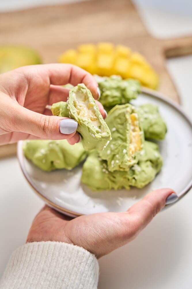 Kettétört mangófalat matcha csokoládé bevonatban, látszó mangós-joghurtos középpel