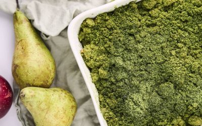 Matcha crumble gyümölcsökkel: a nagymama morzsasütije zöld csavarral