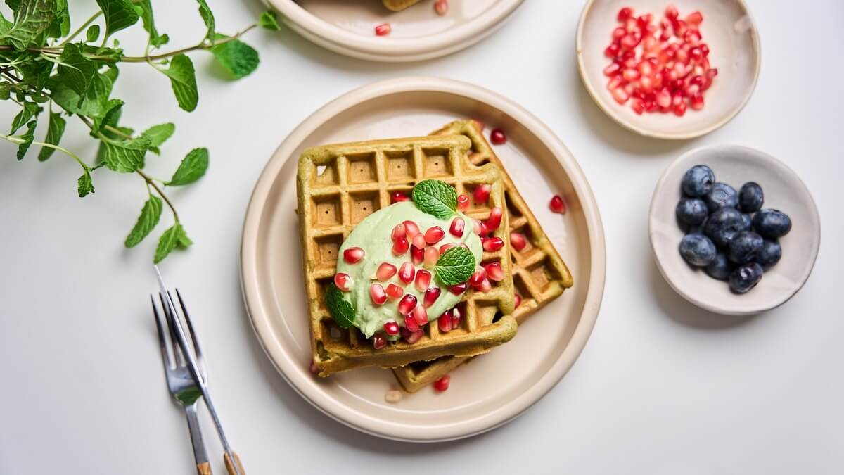 Matcha gofri tálalva Matcha gofri mascarpone krémmel és gránátalmával tálalva, mellette gyümölcstálkák