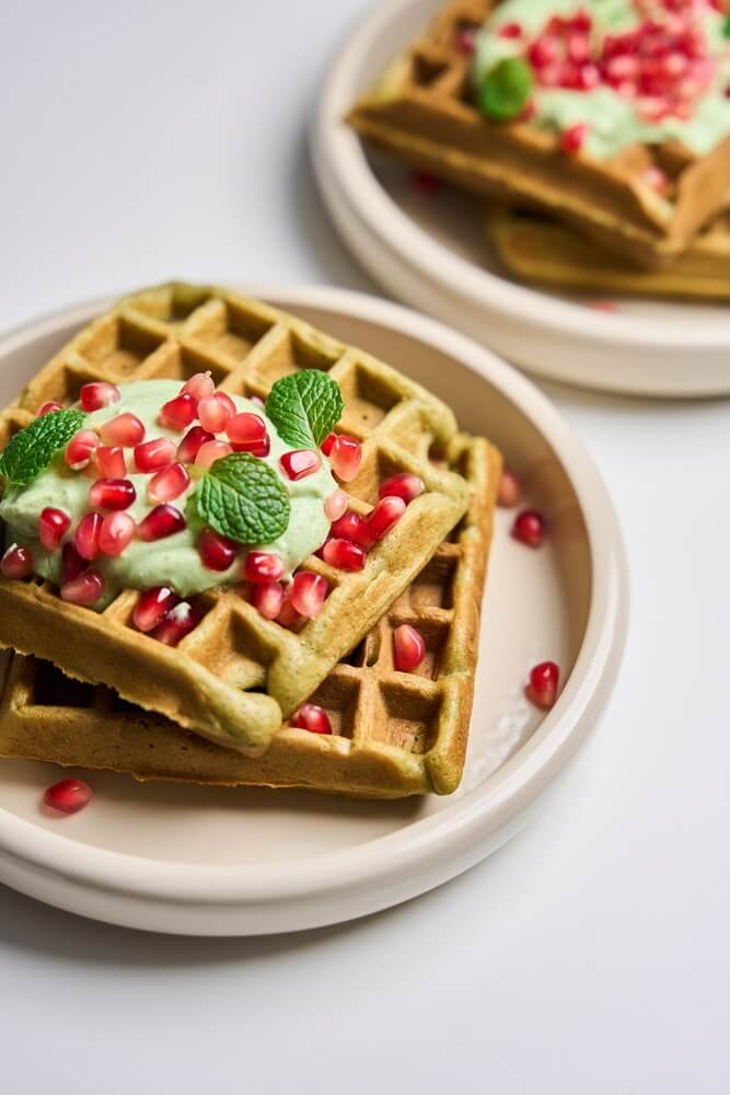 Matcha gofri torony matchás mascarpone krémmel és gránátalmával