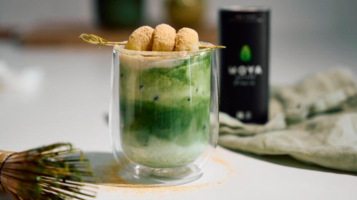 Matcha kinako krém pohárban jéggel, a tetején habos, pörkölt szójalisztes tejszínhabbal