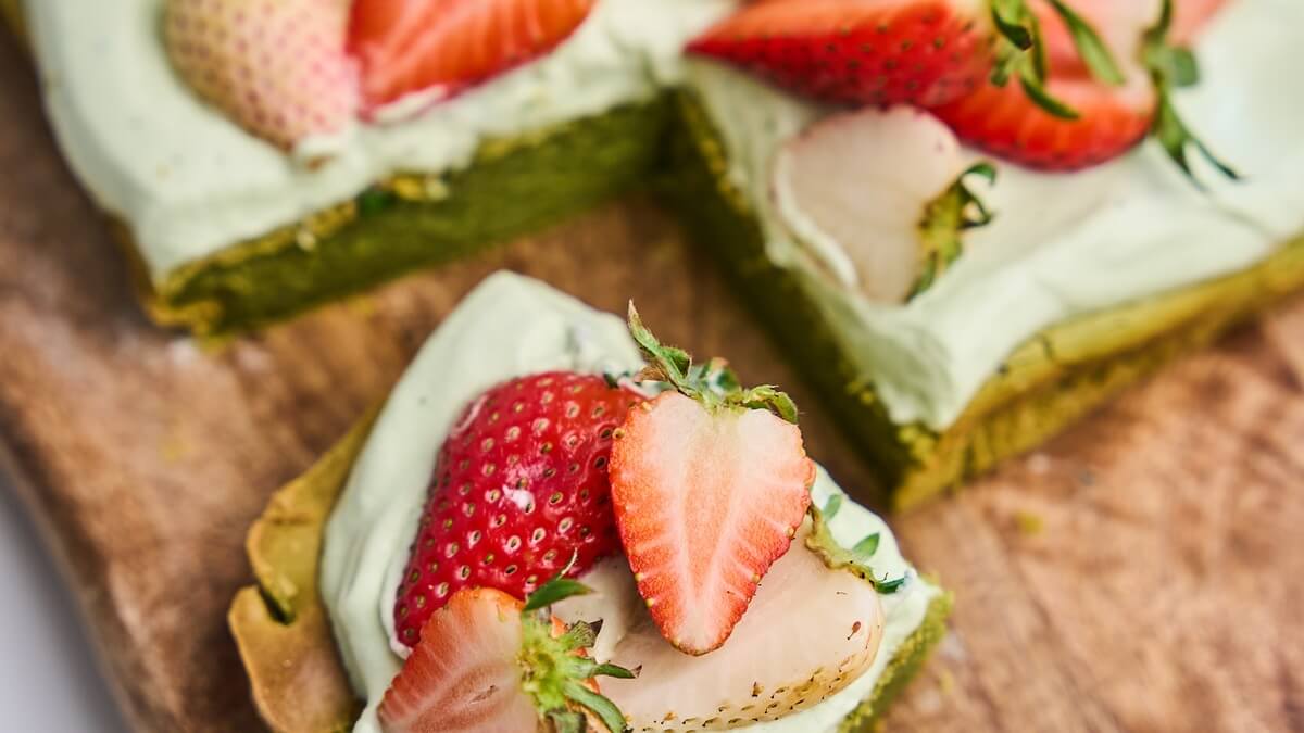 Matcha mochi brownie epres mascarpone-krémmel Matcha mochi brownie felvágva, matchás mascarpone-krémmel és friss eperrel a tetején