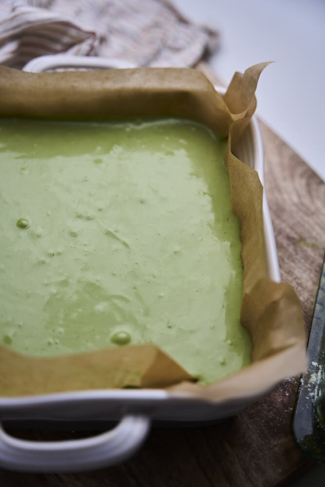 Matcha mochi brownie nyers tésztája sütőpapírral bélelt formában, sütés előtt