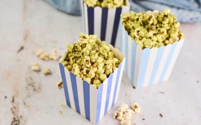 Matchás popcorn fehér csokoládéval: édes-sós filmes nasi