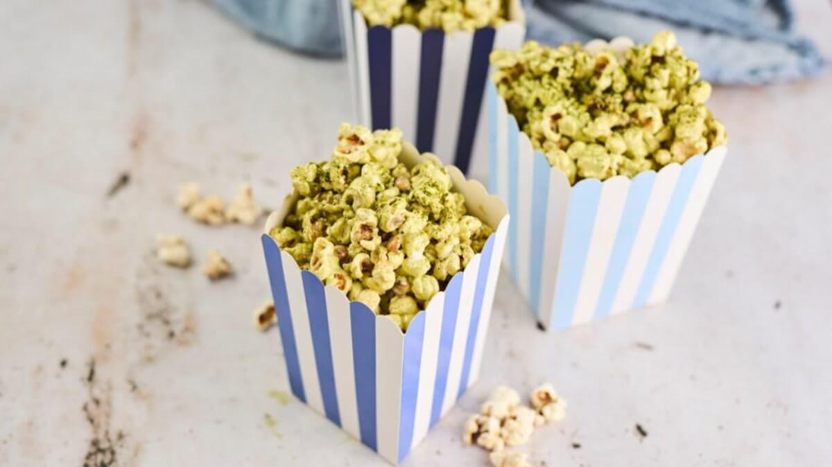 Matchás popcorn fehér csokoládéval Zöld matchás popcorn fehér csokoládéval csíkos papír popcornos dobozokban
