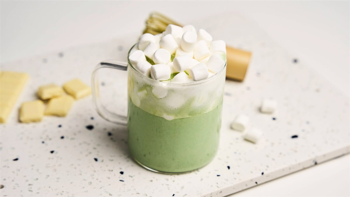 Fehércsokis-mályvacukros matcha recept Fehércsokis-mályvacukros matcha pohárban, chasennel és fehércsokival