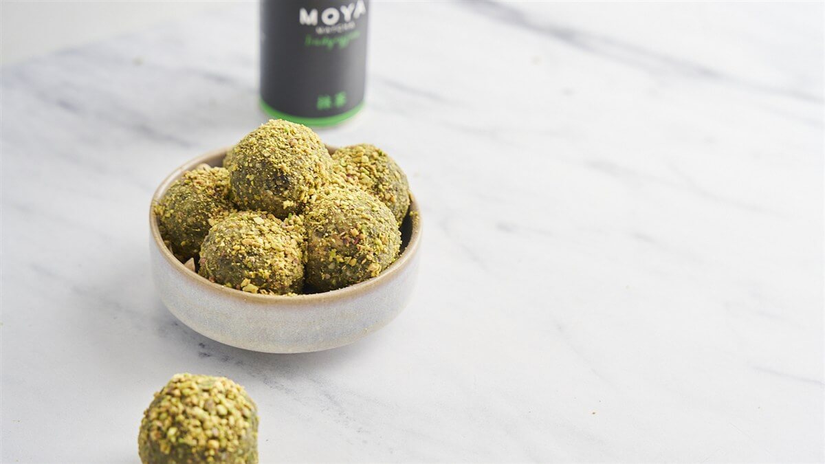 Matcha golyó recept Matcha golyók tálban, pisztáciával megforgatva