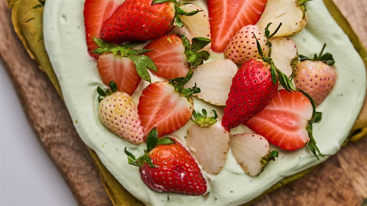Matcha mochi torta recept Matcha mochi torta friss eperrel díszítve, felülnézetből