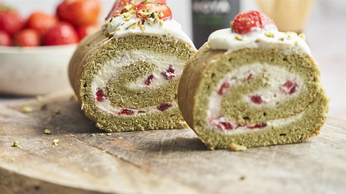 Matcha tekercs recept Matcha tekercs szeletelve, eperkrémmel és mascarpone-fehércsoki töltelékkel