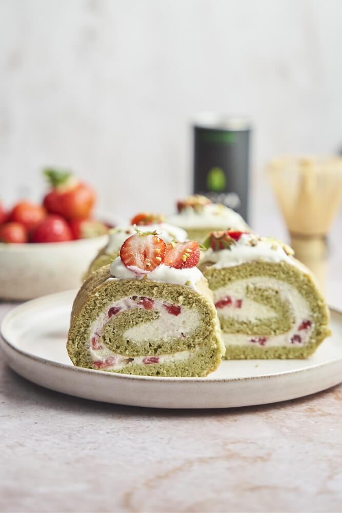 matcha-tekercs-szeletek-eperrel-2x3-1 Matcha tekercs szeletek eperkrémmel, tálon