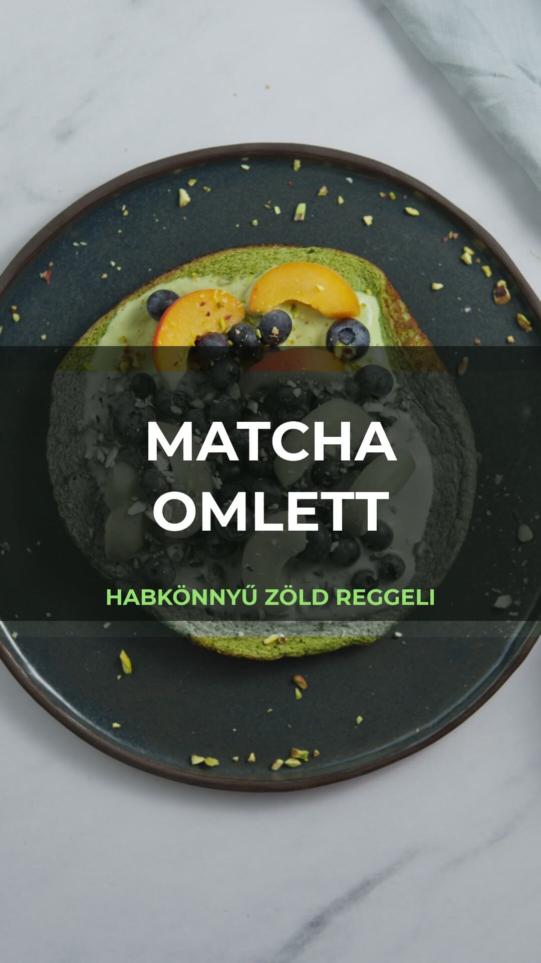 Zöld matcha omlett kajszival, áfonyával és pisztáciával, mellette Moya matcha doboz