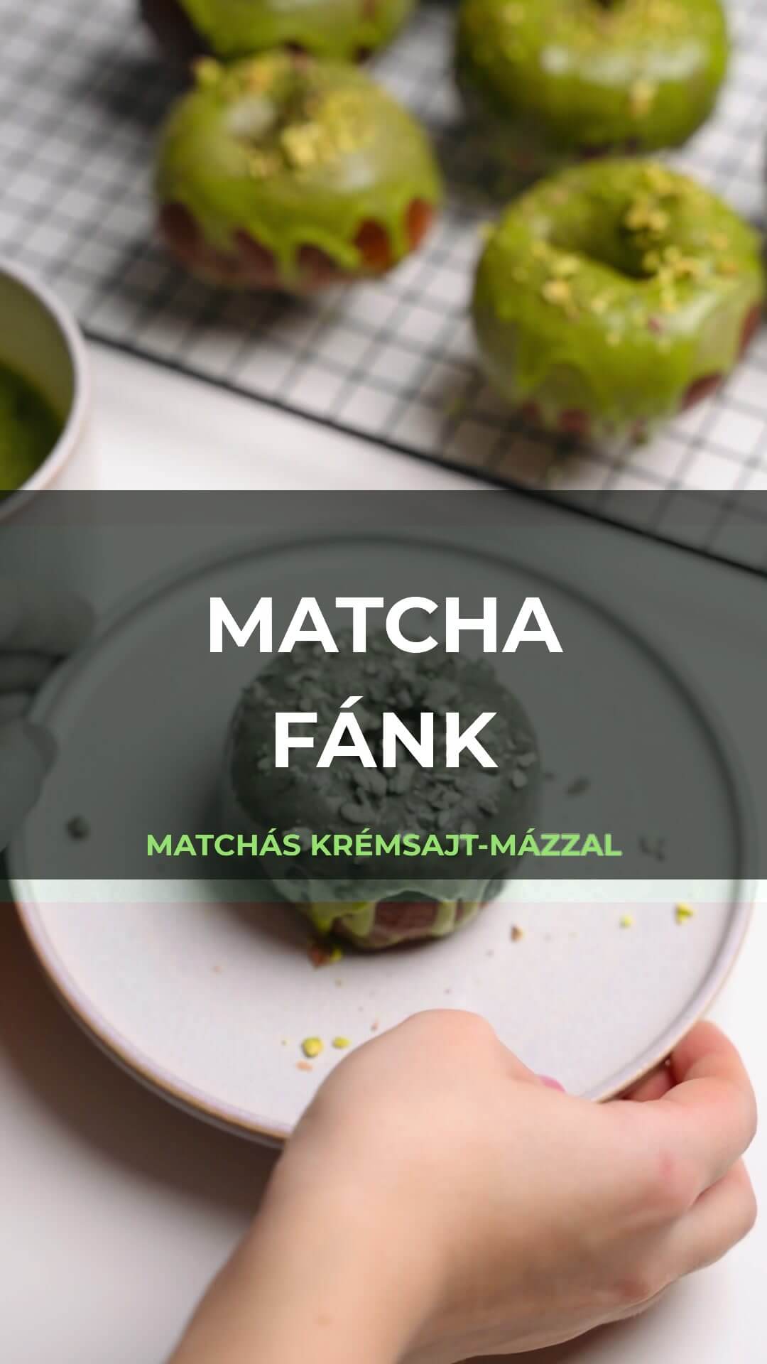Matchás mázzal bevont kelt fánkok rácson és tányéron, mellette felvert matcha chasennel