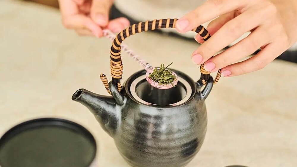 zold-tea-keszitese-teaskannaval-hero-16×9-1 Zöld tea készítése kézzel, teáskannával, reggeli rutinhoz