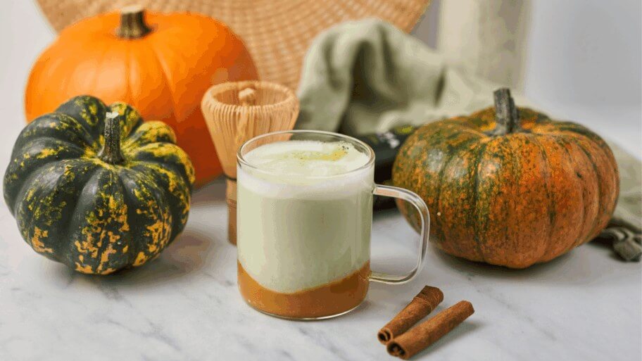 Pumpkin spice matcha latte recept Pumpkin spice matcha latte magas pohárban, őszi fűszerekkel