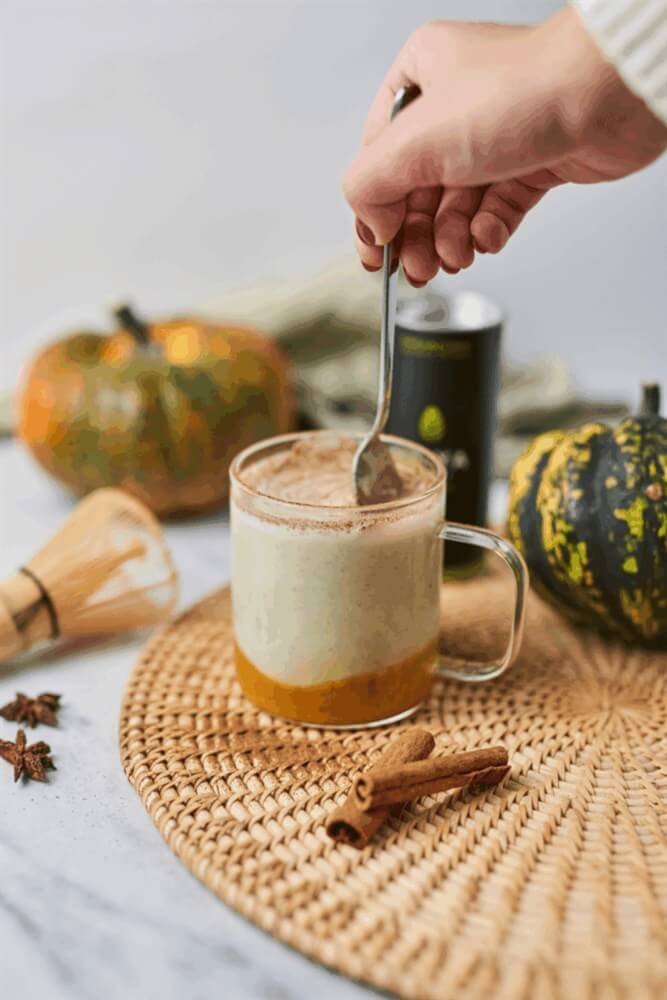 pumpkin-spice-matcha-latte-retegek-2x3 Rétegzett pumpkin spice matcha latte sütőtökpürével, tejjel és matchával