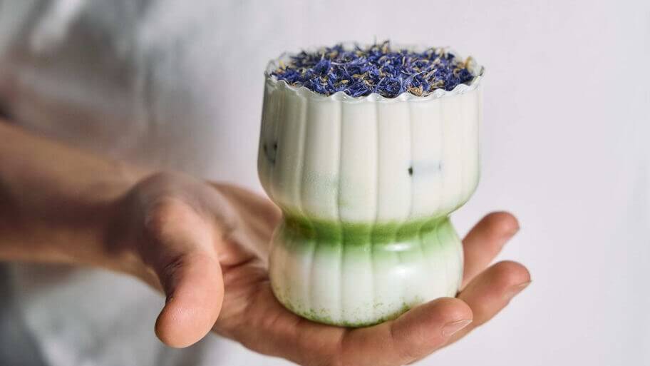 Earl Grey foam matcha recept Earl Grey foam matcha rétegzett italként, magas pohárban jéggel