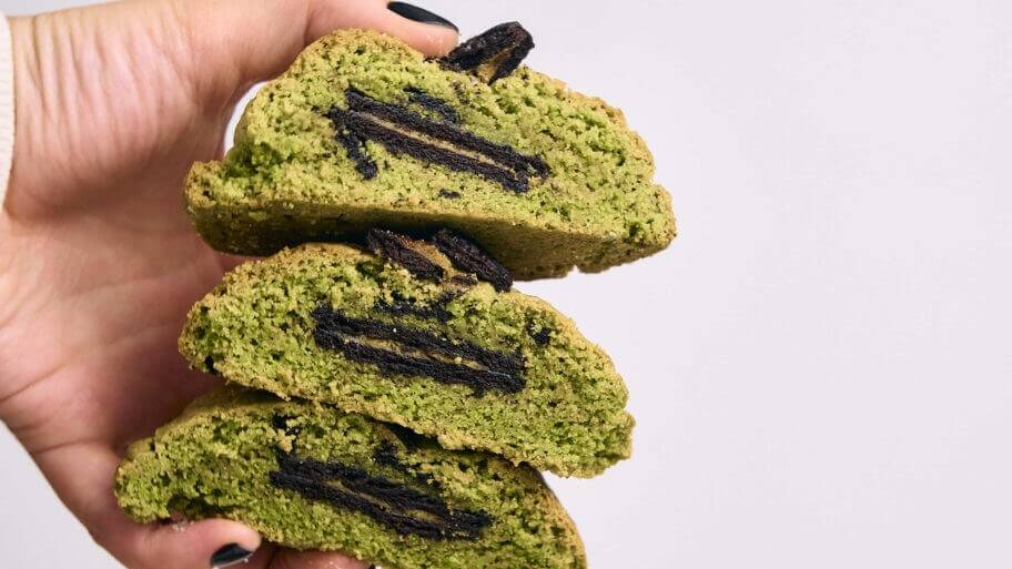 Matcha Oreo keksz recept Matcha Oreo kekszek közelről, fél Oreóval a tetején