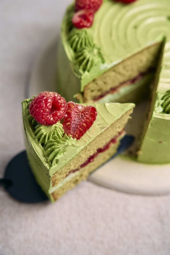 matcha-szulinapi-torta-2x3 Matcha születésnapi torta rétegei: zöld piskóta, mascarpone-krém és málna