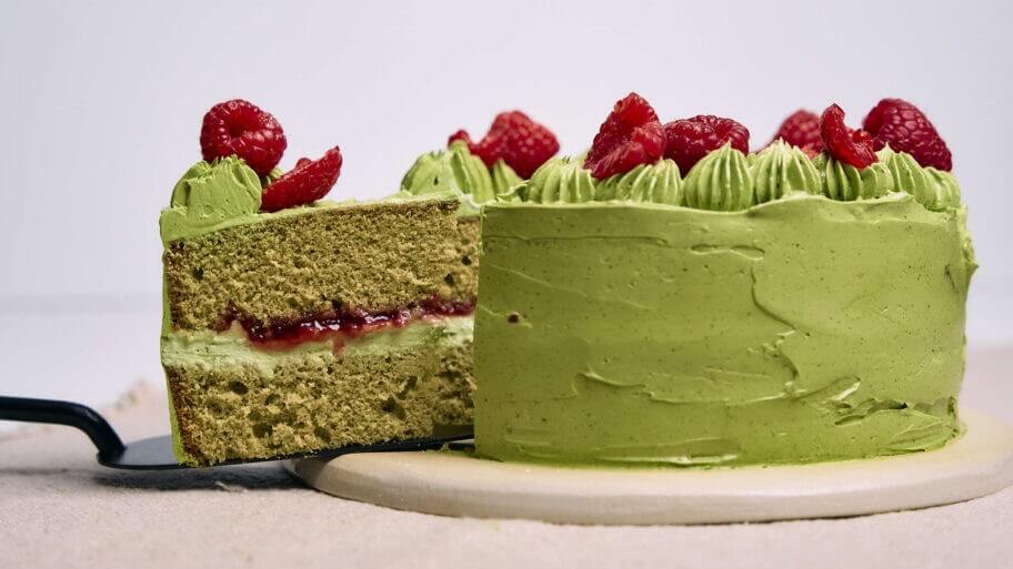 Matcha szülinapi torta recept Matcha piskótatorta mascarpone-krémmel és friss málnával, szeletelve