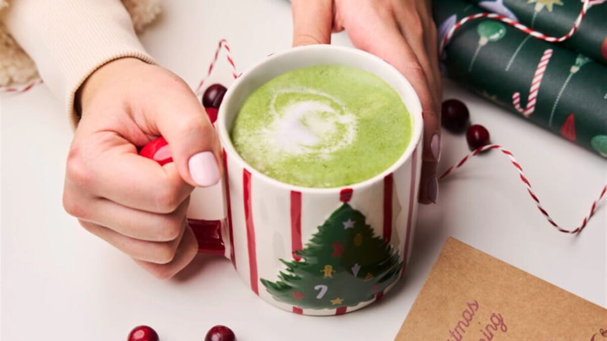 Tőzegáfonyás matcha latte recept Tőzegáfonyás matcha latte bögrében, fahéjjal és tőzegáfonyával
